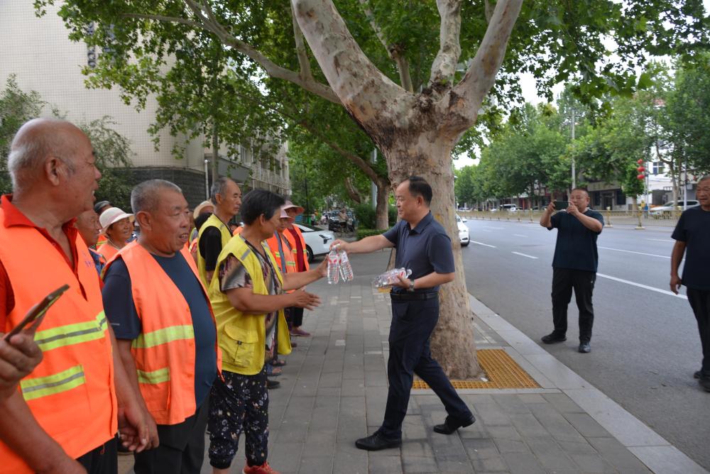 酷暑送清涼，關愛沁人心！晉州市城管局...